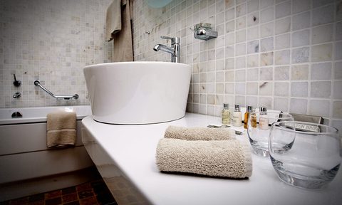 the three amenities missing from your hotel room bathroom 2