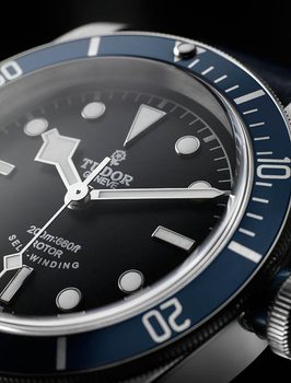 Tudor-Heritage-Black-Bay-Blue-dial-and-bezel-detail
