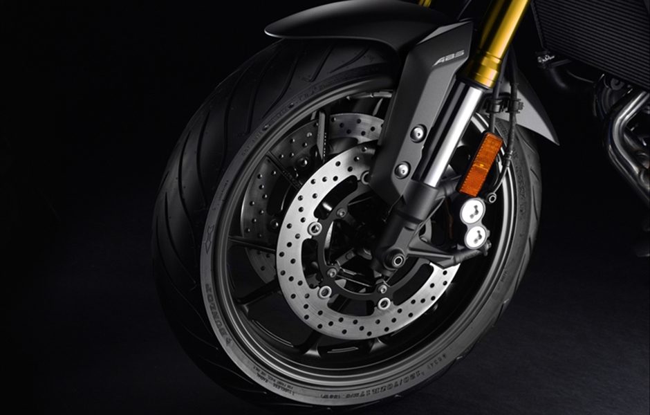 throttle jockey just one bike yamahas fj 09 triple does it all yamaha irl12