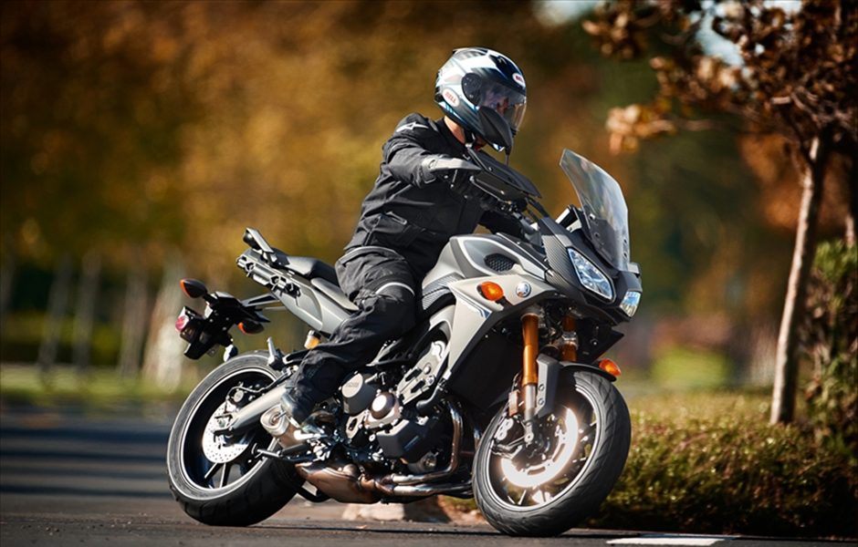 throttle jockey just one bike yamahas fj 09 triple does it all yamaha irl2