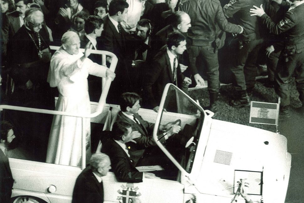 10 sweet popemobiles that will make you wish held the keys of heaven 1982 seat panda marbella popemobile visita papa 82 970x6