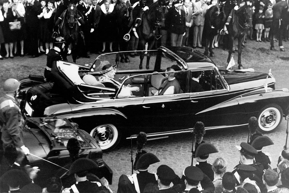 10 sweet popemobiles that will make you wish held the keys of heaven mercedes benz 300d papstwagen22 1960 970x647 c