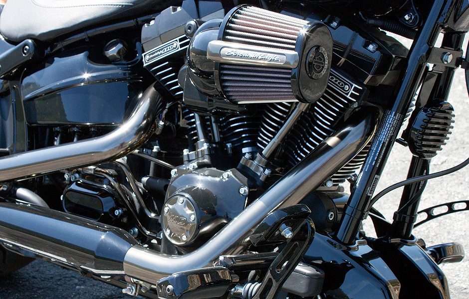 throttle jockey harleys cvo pro street breakout is low but not slow 2016 hd wngine1
