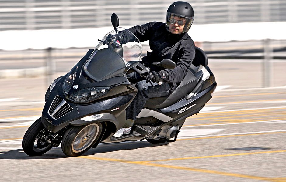 throttle jockey motorcycling to the power of three paiggio mp3 2