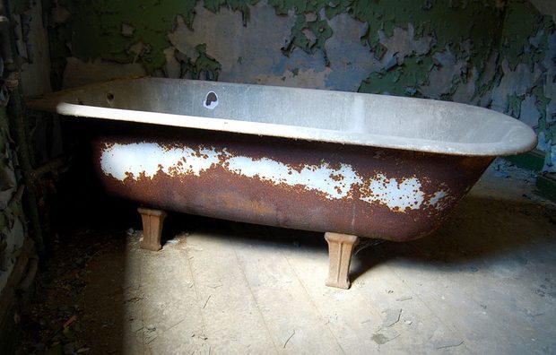 rusted bathtub