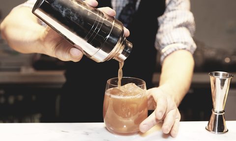 Stock-pouring-cocktail