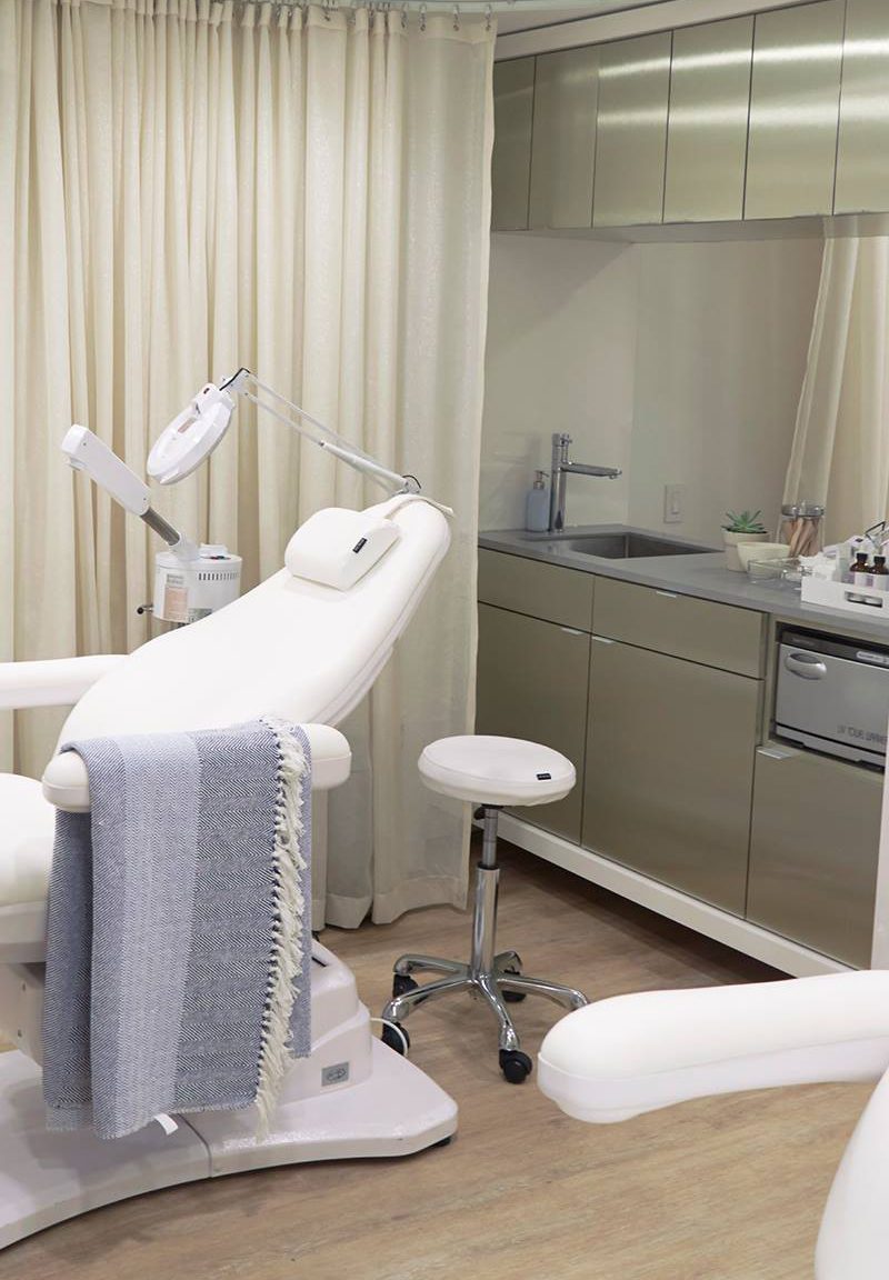 silver-mirror-facial-bar-interior