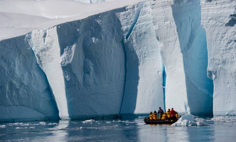 iceberg-off-coast-of-antarctica-travel-on-zodiak