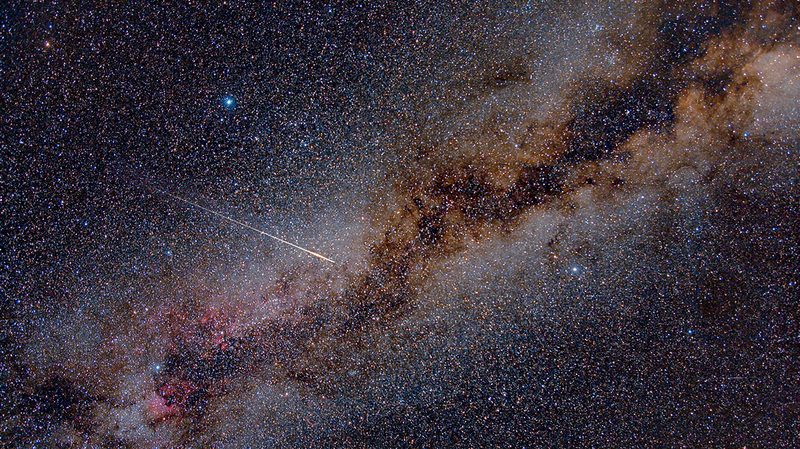 Perseid Meteor Crossing the Milky Way