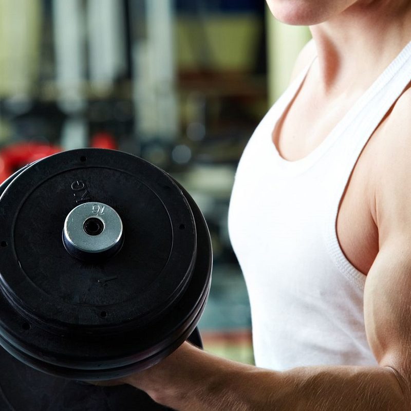workout recovery, man doing bicep curls