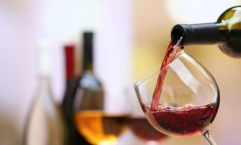 Red wine pour