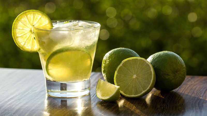 cachaca caipirinha cocktail