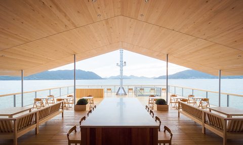 guntu floating hotel