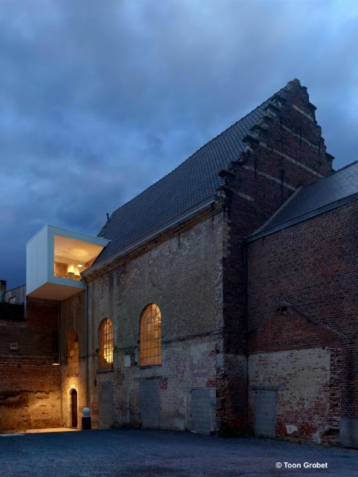 klaarchitectuur minimalist kapel renovated church 037 toon grobet