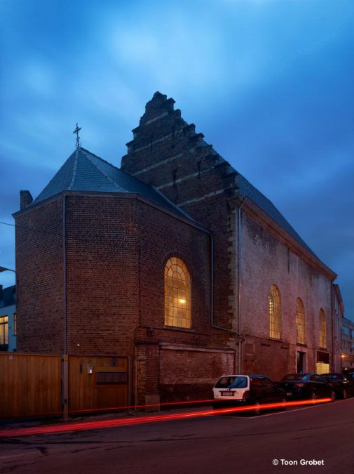 klaarchitectuur minimalist kapel renovated church 038 toon grobet