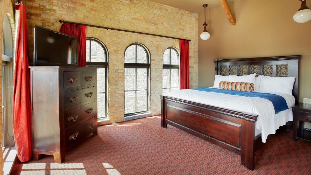 brewhouse inn and suites room 1