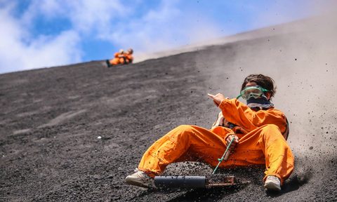 volcano boarding cerra negro leon nicaragua bigfoot tours 1