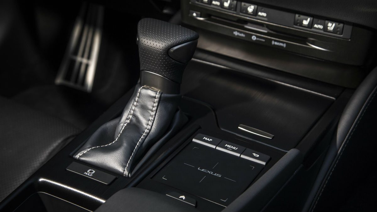 2019 lexus es review 300h interior 19