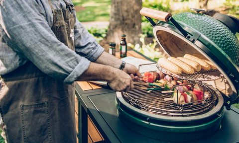 how to use a big green egg being used grill