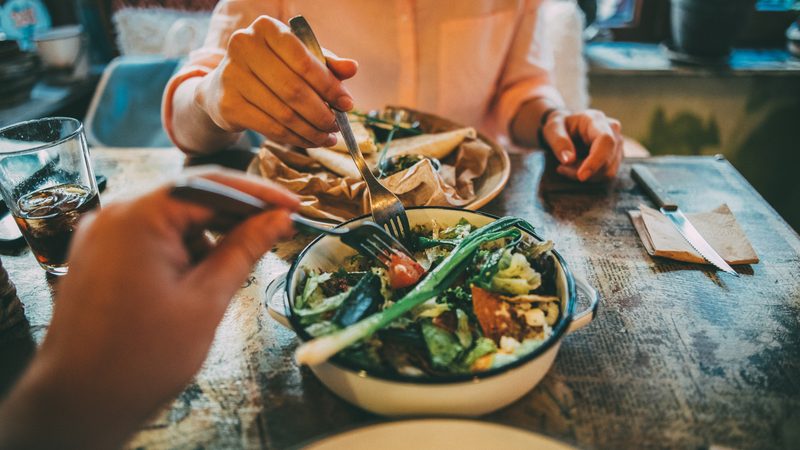 couple-sharing-a-salad-on-a-date-Getty-Images