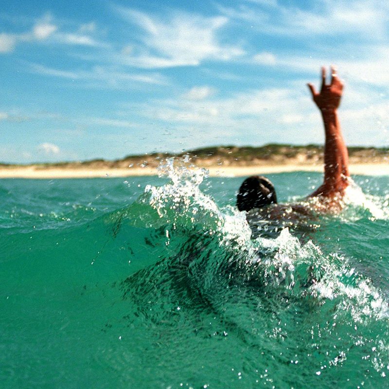 man swimming out of rip current