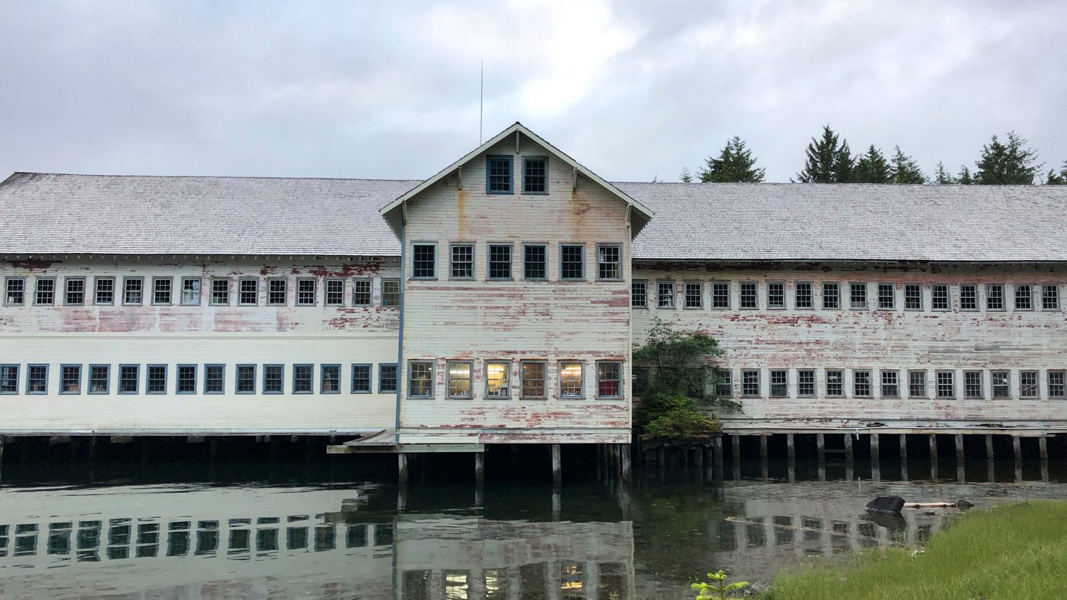 salmon fishing in alaska waterfall resort buildings 4