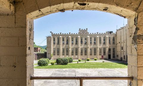 brushy-mountain-state-penitentiary-inside-the-yard-at-brushy-feature