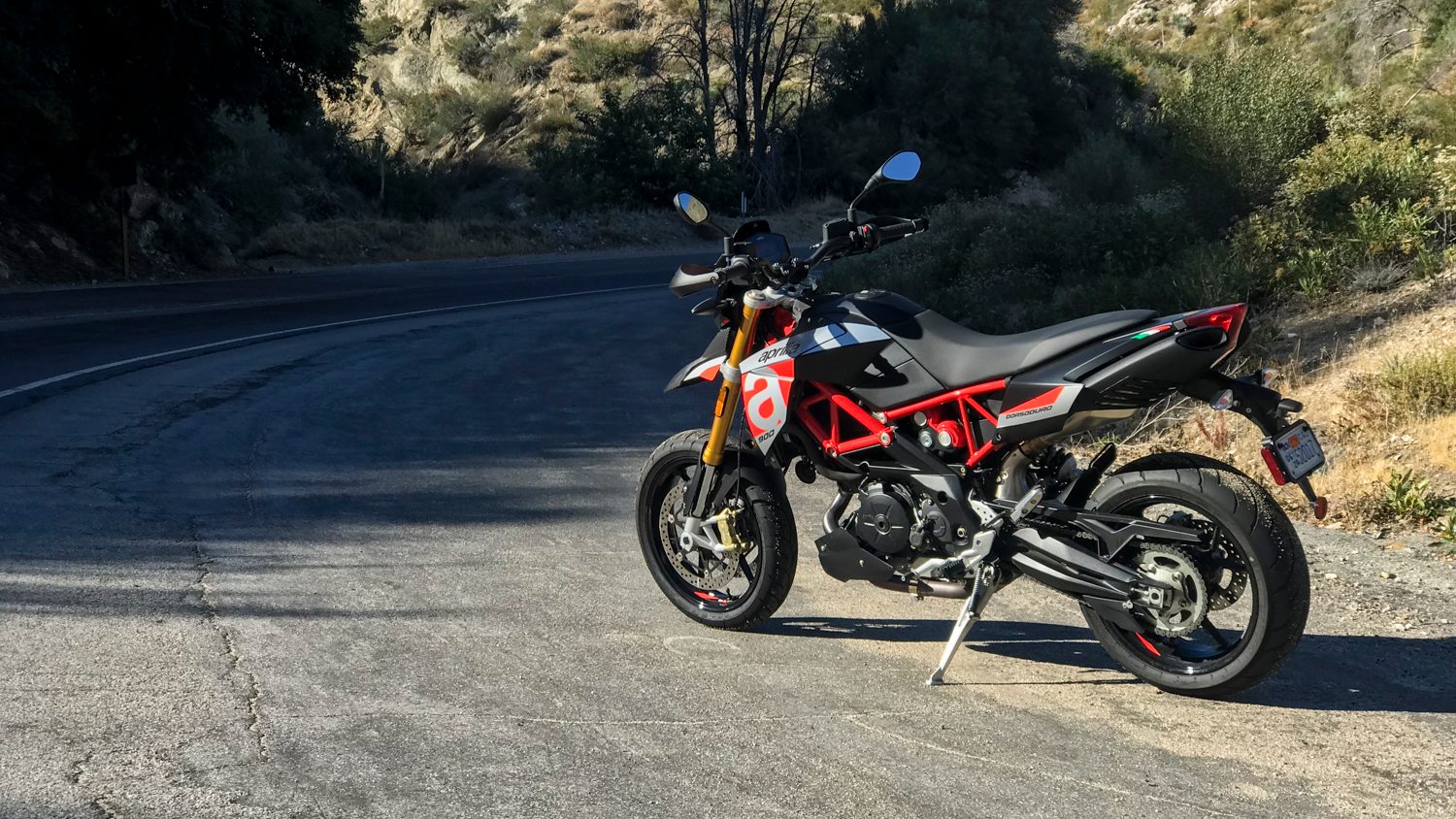 aprilia dorsoduro 900 motorcycle review images by jonathon klein the manual 4