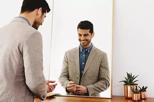Man wearing suit from Nordstrom Trunk Club looking good.