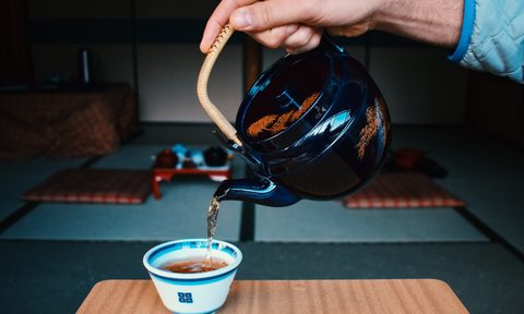 guide to tea veerinder chawl man puring out fo kettle