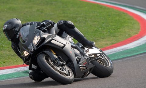 aprilia rsv4 1100 17 horsepower superbike news factory con biaggi 2