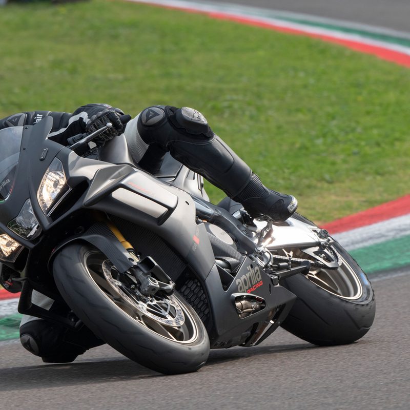 aprilia rsv4 1100 17 horsepower superbike news factory con biaggi 2