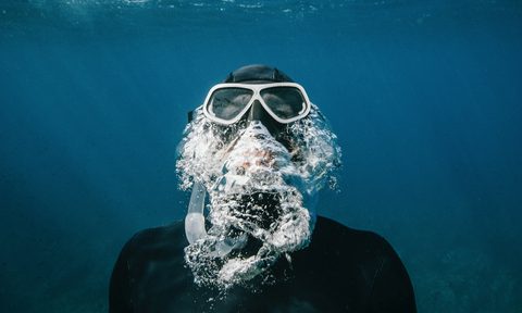 how to get you scuba diving certification man loosing air while