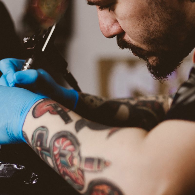 Tatoo artist giving a tatoo