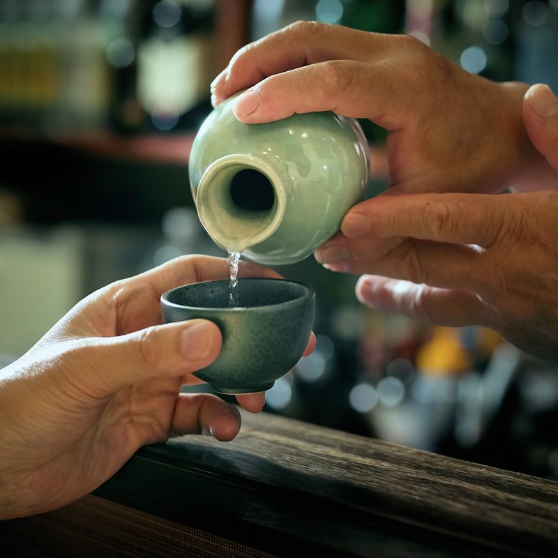 sake pouring
