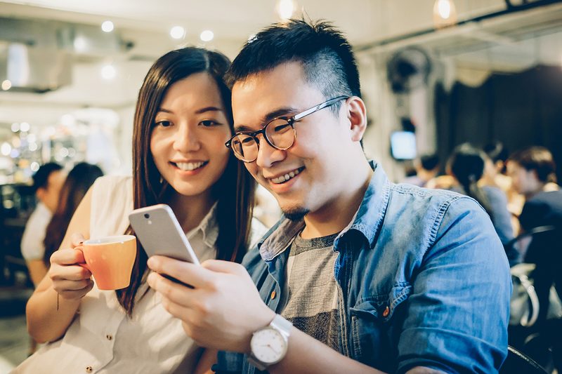 date couple coffee phone