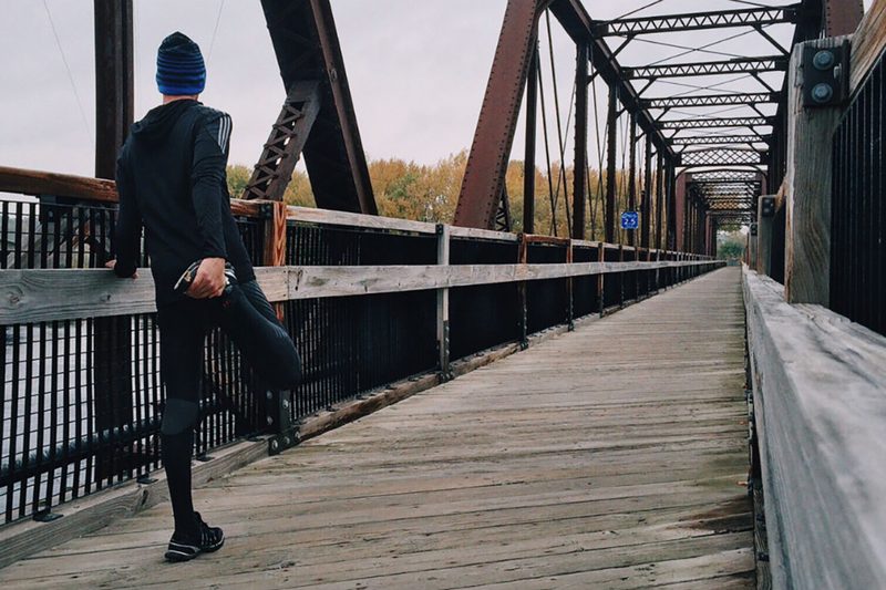 running stretching knee