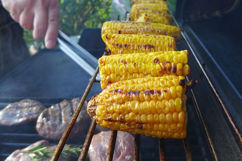 grill-barbecue-corn-on-the-cob-recrop