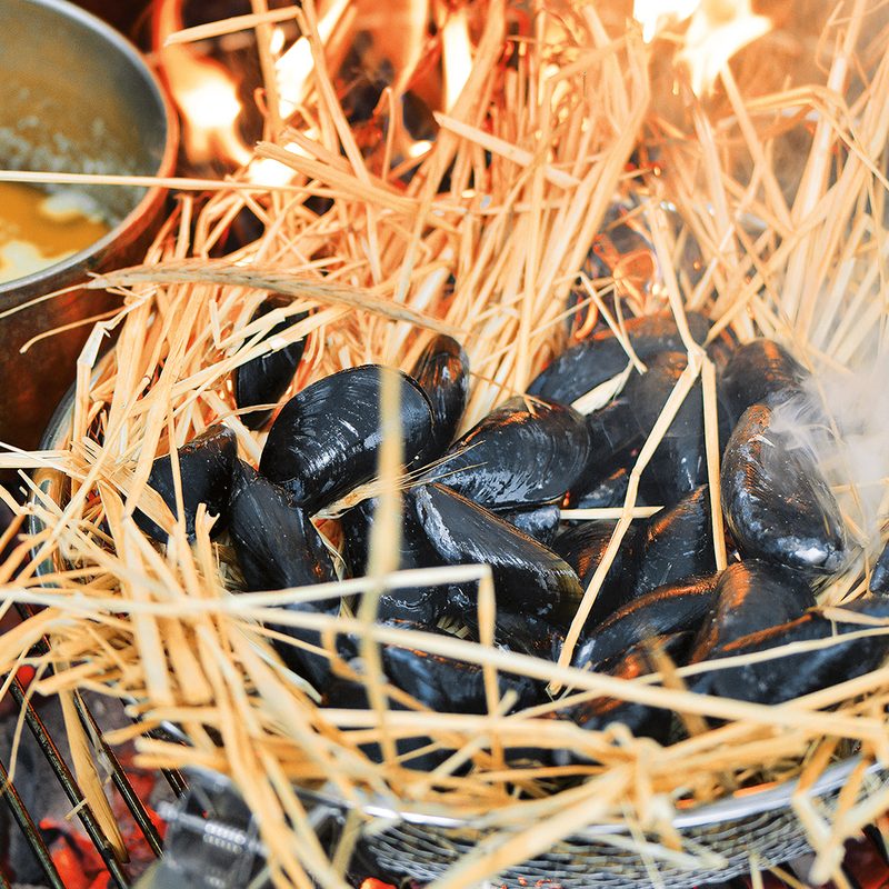 Hay-grilled mussels Project Fire