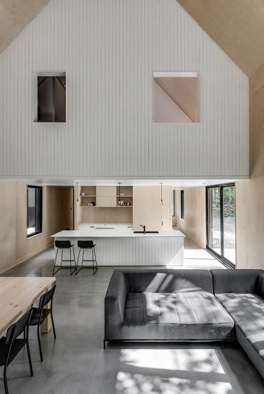grand pic chalet black cabin in woods appareil 7 vertical