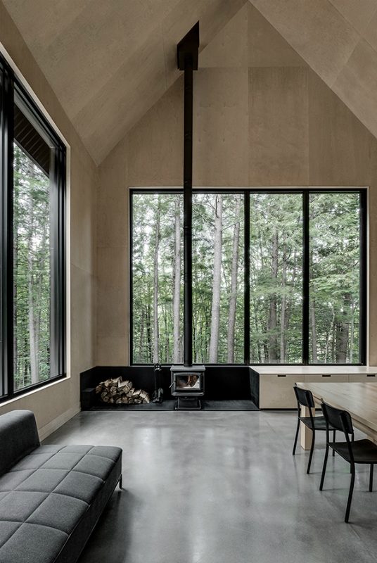 grand pic chalet black cabin in woods appareil 8 vertical