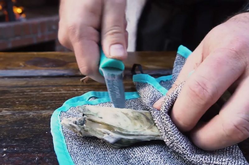 how-to-shuck-oysters-knife-1