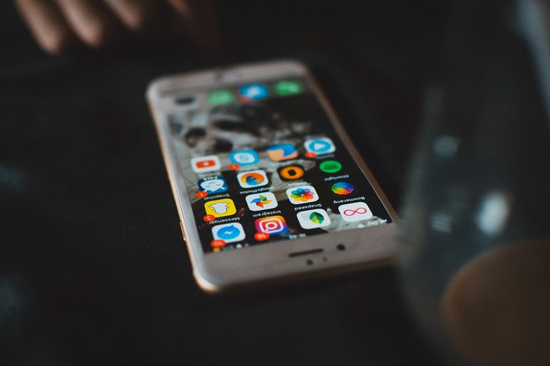 iPhone opened, showing its applications.