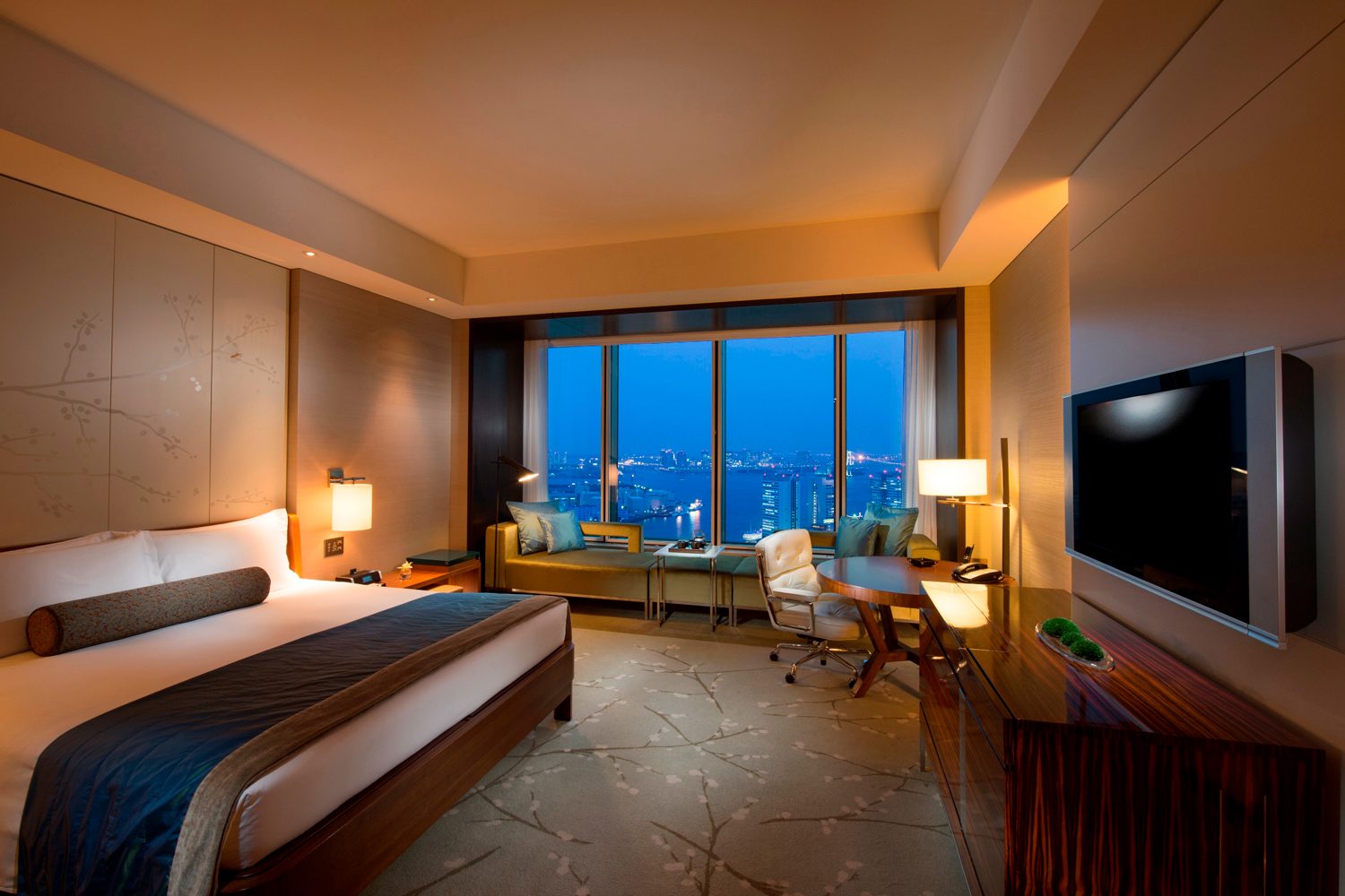 solo travelers guide weekend in tokyo conrad bay view room
