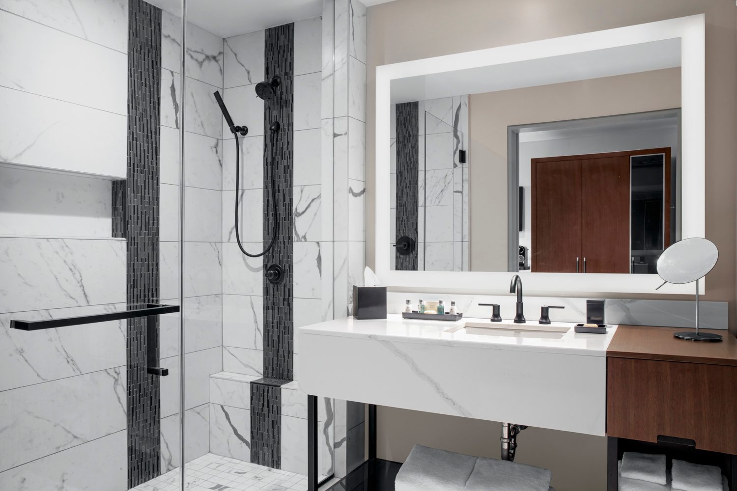 hands on nascar racing experience the daytona  guestroom bathroom 1 14