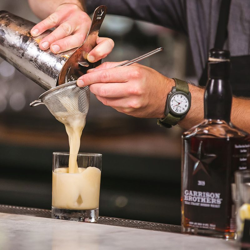 How to make a whiskey sour pour