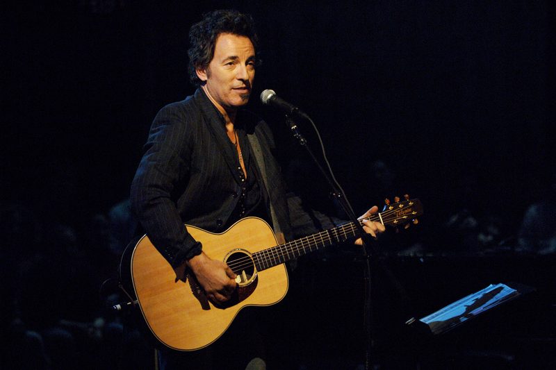 did bruce springsteen smoke cigarettes  Smoking Kills (and turns you into Springsteen) Springsteen: Deliver Me from Nowhere p Rio - Onsdag 20:00 - Smygpremir - Fredag 18:00 - Premir - Lrdag 12:45 - Bakisbio - Lrdag 20:30 - Sndag 15:15 Bruce Springsteen was 'drunk as