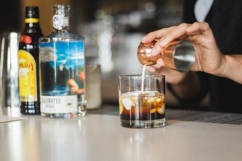 how to make a white russian cocktail cream pour