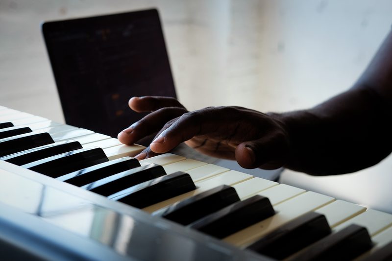 keyboard piano learning laptop