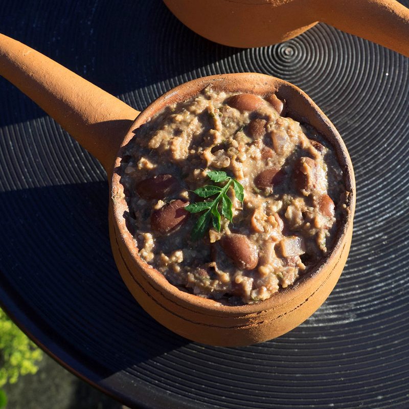 Bean with walnuts and spices